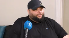Miliónový jackpot ešte strojnásobil, život robotníka sa zmenil na nekonečnú párty. Adama od smrti delila hodina