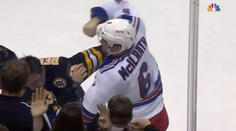 Beleskey tvrdým hitom dolámal Stepanovi rebrá, dostal za to hneď na "búdku"