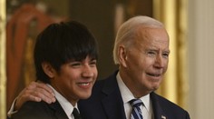 Biden chcel mladíkovi zaspievať k narodeninám. V polovici piesne však zabudol, ako sa volá