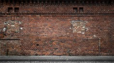 V Poľsku omylom zamurovali spiacu bezdomovkyňu