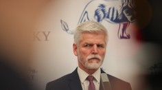 Pavel sa obáva odpočúvania, Zemanovej ochranke neverí. Hrad preto prejde bezpečnostnou kontrolou