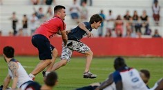 Vtipný incident z futbalových majstrovstiev: Chlapec chcel pobozkať nohy Benzemovi