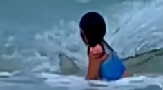 VIDEO: Žena nakrúcala dcéru vo vlnách. Dievča v skutočnosti utekalo pred žralokom