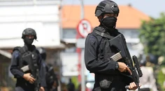 Najprv kostoly, teraz policajná stanica. V Indonézii opäť útočili členovia rodiny