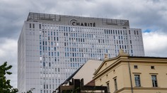 Navaľného stav sa mierne zlepšil, naďalej však zostáva v kóme