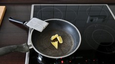 Nový test preveril rozšírený mýtus: Uvoľňujú teflónové panvice pri poškriabaní nebezpečné chemikálie?