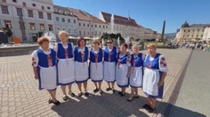 FOTO a VIDEO: Banskú Bystricu zaplavili tisíce ľudí v krojoch. Stred Slovenska ožil tradíciami