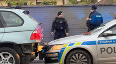 Na benzínke dookola umýval auto. Podozrivo čistotného vodiča naháňali hliadky z viacerých okresov