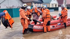 Záplavy v ruskom meste Orsk. Po pretrhnutí hrádze evakuovali úrady vyše 4000 ľudí