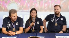 Prezident zväzu označil titul mladých hádzanárok za zázrak, gratulovali aj Česi. Hráčky spali s trofejou