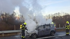 Nehoda na D1: Zasahovala polícia ja hasiči. Neprejazdný úsek pre horiace auto