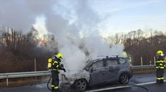 Nehoda na D1: Zasahovala polícia ja hasiči. Neprejazdný úsek pre horiace auto