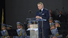 FOTO: EÚ je slabá, OSN bezvýznamná a NATO sa rozpadáva, povedal premiér počas osláv konca druhej svetovej vojny