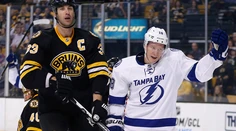 Chárov návrat Bostonu nepomohol, Stamkos dosiahol hranicu 500 bodov