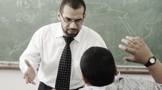 Učiteľ dal žiakovi jemne zaucho. Prepustili ho a skončil na polícii