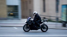 VIDEO: Nafetovaný muž sa rútil Bratislavou v protismere na ukradnutej motorke