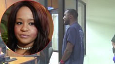 Vinia ho zo smrti dcéry Whitney Houston, teraz ho zatkli za zbitie priateľky