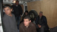 Colníci zadržali pri hraniciach so Slovenskom dodávku so 17 migrantmi