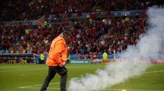 Fanúšik na ihrisku a pyrotechnika. UEFA vyšetruje Albánsko a Rumunsku