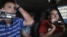 Vystrašení študenti. Ich auto bombardovali obrovské ľadové gule