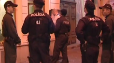 Niekoľko policajných hliadok v Prešove sa snažilo skrotiť dvoch opitých vojakov