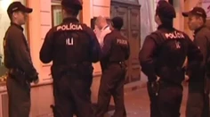 Niekoľko policajných hliadok v Prešove sa snažilo skrotiť dvoch opitých vojakov