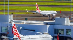 Lietadlo sa muselo krátko po odlete z austrálskeho Perthu vrátiť na letisko. Na palube mal pobehovať nahý muž