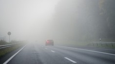 Viaceré časti Slovenska potrápi hmla. Hydrológovia vydali aj výstrahu pred povodňou