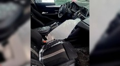 FOTO: Kus ľadu ich takmer pripravil o život. Počas jazdy im prerazil čelné sklo