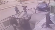 VIDEO: Traja policajti zachytili dieťa padajúce z tretieho poschodia