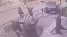 VIDEO: Traja policajti zachytili dieťa padajúce z tretieho poschodia