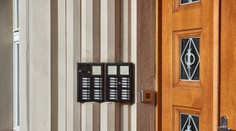 Obyvatelia bytovky sa sťažovali na vtipkára, ktorý ich budí zvonením. Výjazd policajnej hliadky mal bizarné rozuzlenie