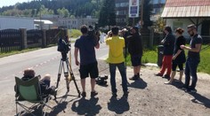 Novinári čakajú na Kajínka. Pred väznicou je limuzína