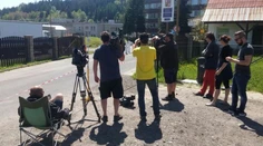 Novinári čakajú na Kajínka. Pred väznicou je limuzína