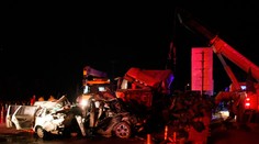 FOTO a VIDEO: Rútiaci sa kamión zdemoloval 31 áut čakajúcich na mýtnej bráne. Až 15 mŕtvych