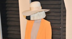 Speváčka Sia nechala parochňu doma. Takto jej to pristane