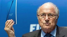 Prezident FIFA Blatter rezignoval. Nástupca možno v januári