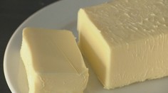 Cena masla v obchodoch prekvapuje, zlacnelo o veľkú sumu. Mliekari však varujú pred jedným problémom