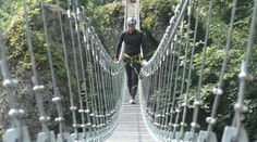 Najdlhší lanový most na Slovensku uzavreli, v skalách práve hniezdi chránený sokol