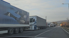 Neúnosná dopravná situácia. Kamióny blokujú vjazd do Prešova