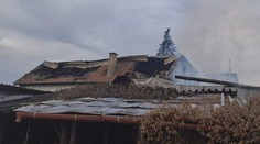 Obrovský požiar do tla zničil výrobňu parkiet. Vysoké škody má aj susedná predajňa elektroniky