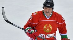 VIDEO: Pri gólovej strele bieloruského prezidenta sa akoby zastavil čas. Lukašenkova „žabka“ baví sociálne siete