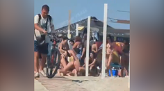 VIDEO: Mlátili sa muži aj ženy. Ruská hudba spustila hromadnú bitku na pláži v Odese