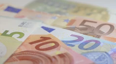 Zabudnite na tie isté peniaze. Štát už po novom vypláca dávku, ktorá sa týka tisícov Slovákov