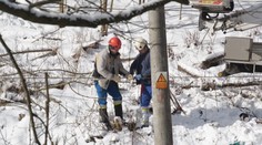 V Terchovej napadlo meter snehu. Ľudia si ani deň po kalamite nevydýchli, nedeľu trávili s lopatami