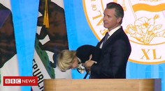 Iba 2-ročný syn zatienil svojho otca, guvernéra Kalifornie. Video je hitom na internete