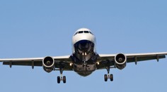 Mladík nechcel vidieť svojich rodičov, nahlásil preto v ich lietadle bombu