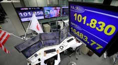 Správy o Trumpovom náskoku znervóznili svetové trhy, dolár oslabil voči jenu