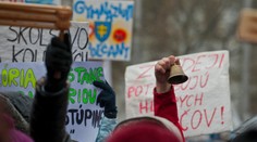 Učitelia a sestry sa spojili. Žiadajú mimoriadnu schôdzu parlamentu