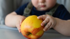 Lekári bojujú za záchranu podvyživeného dievčatka (3). Matka ho podľa nemocnice kŕmila iba ovocím